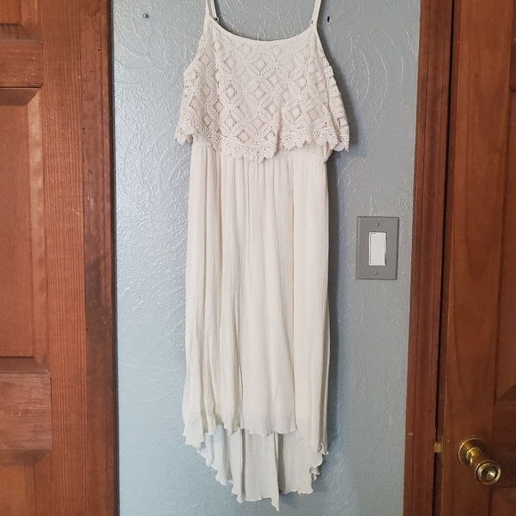 White woman's dress - Picture 3 of 3